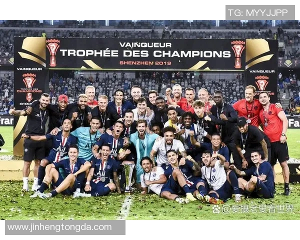 全球足球巨星巅峰对决揭秘：那些改变历史的顶级球员与传奇时刻