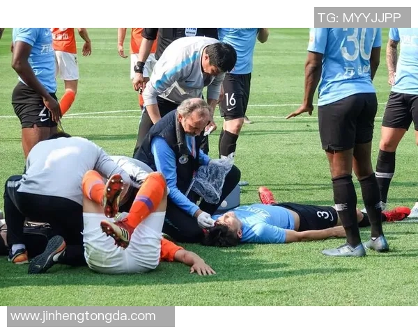 球星在足球场上不幸受伤瞬间被捕捉 赛场上痛苦倒地引发关注 球星在足球场上不幸受伤瞬间被捕捉 赛场上痛苦倒地引发关注