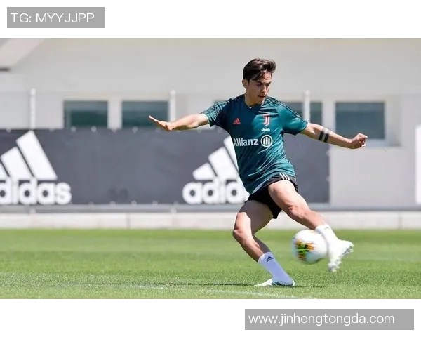 足球天才迪巴拉背影揭示成长历程与成就轨迹 足球天才迪巴拉背影揭示成长历程与成就轨迹