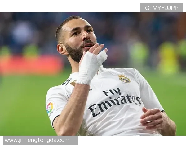 足球球星健身训练精彩瞬间展现强健体魄与卓越运动能力