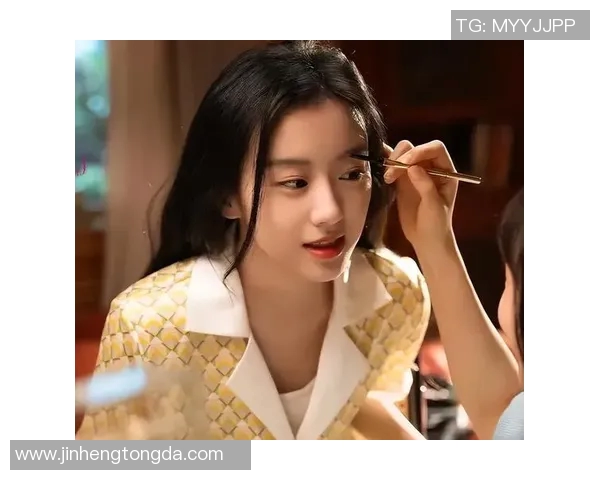 足球球星赛后亲吻女子引热议 网友纷纷猜测两人关系背后真相