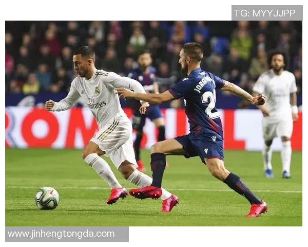 足球球星运动鞋女款穿搭示范打造时尚运动风潮流感